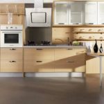 Tudung cangkuk mudah untuk dapur dengan perabot kayu