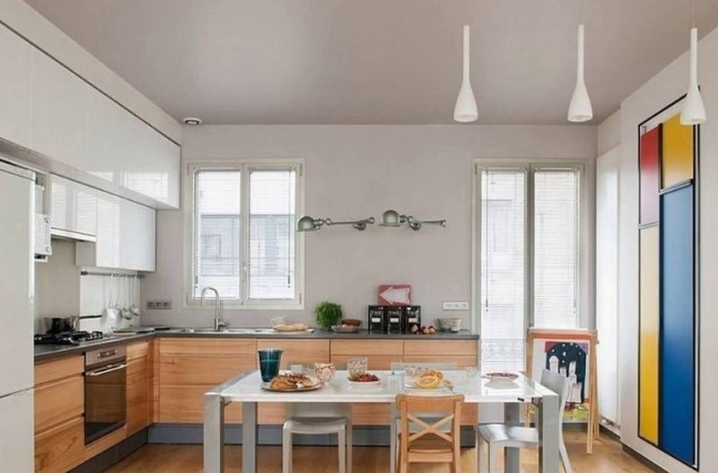 Φωτεινή κουζίνα σε μοντέρνο στιλ