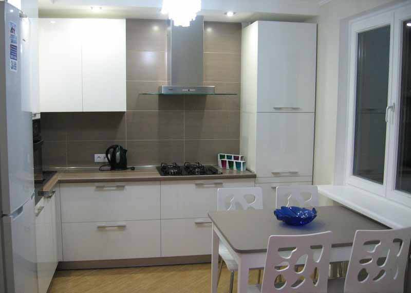 พื้นที่รับประทานอาหารริมหน้าต่างในครัวขนาดเล็ก