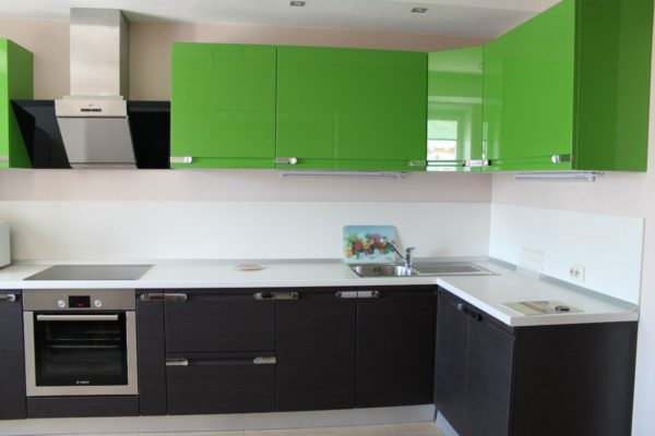 Memasang tudung cenderung di dapur moden