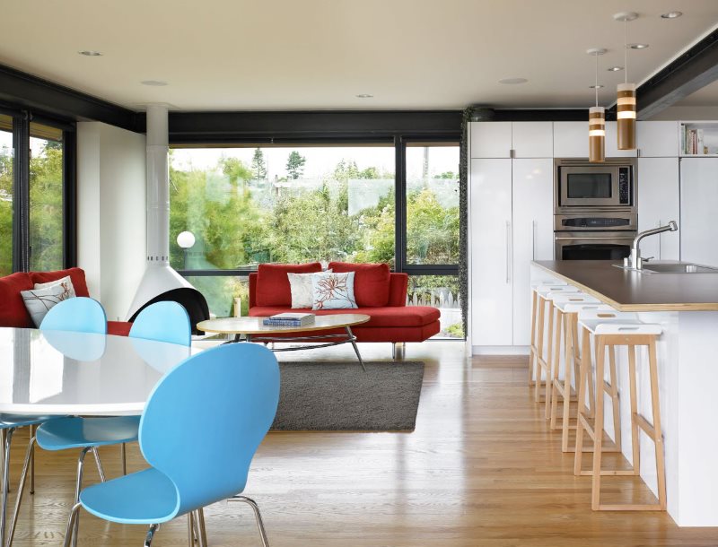 Πλαστικές καρέκλες στην κουζίνα-σαλόνι