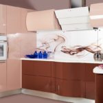 Hood dengan panel pepenjuru di dapur dengan kabinet mengalir