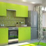 Φωτεινή κουζίνα με πράσινες προσόψεις, μωσαϊκό στον τοίχο και κεραμίδια στο πάτωμα