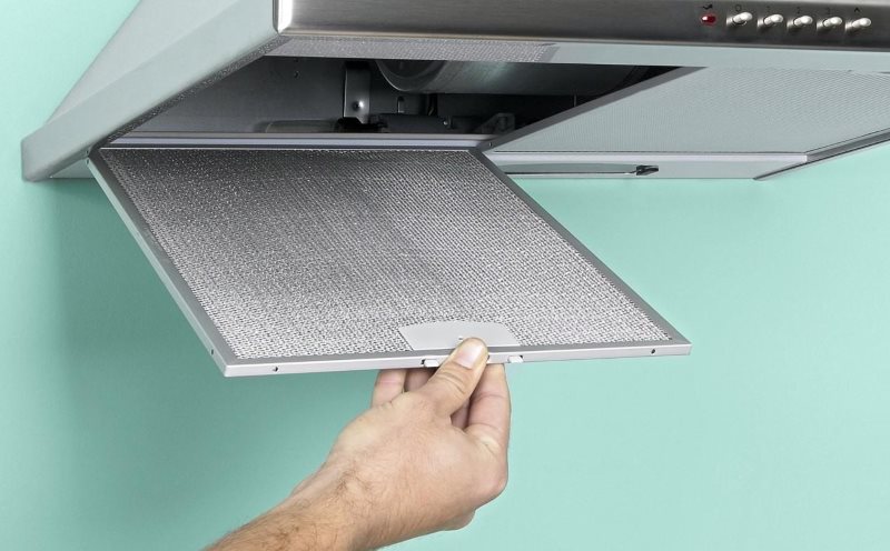 Hud memasak dengan unsur penapis logam