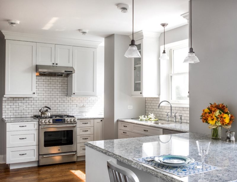 Mutfağın çalışma alanlarında tuğla duvarların altında seramik kaplama