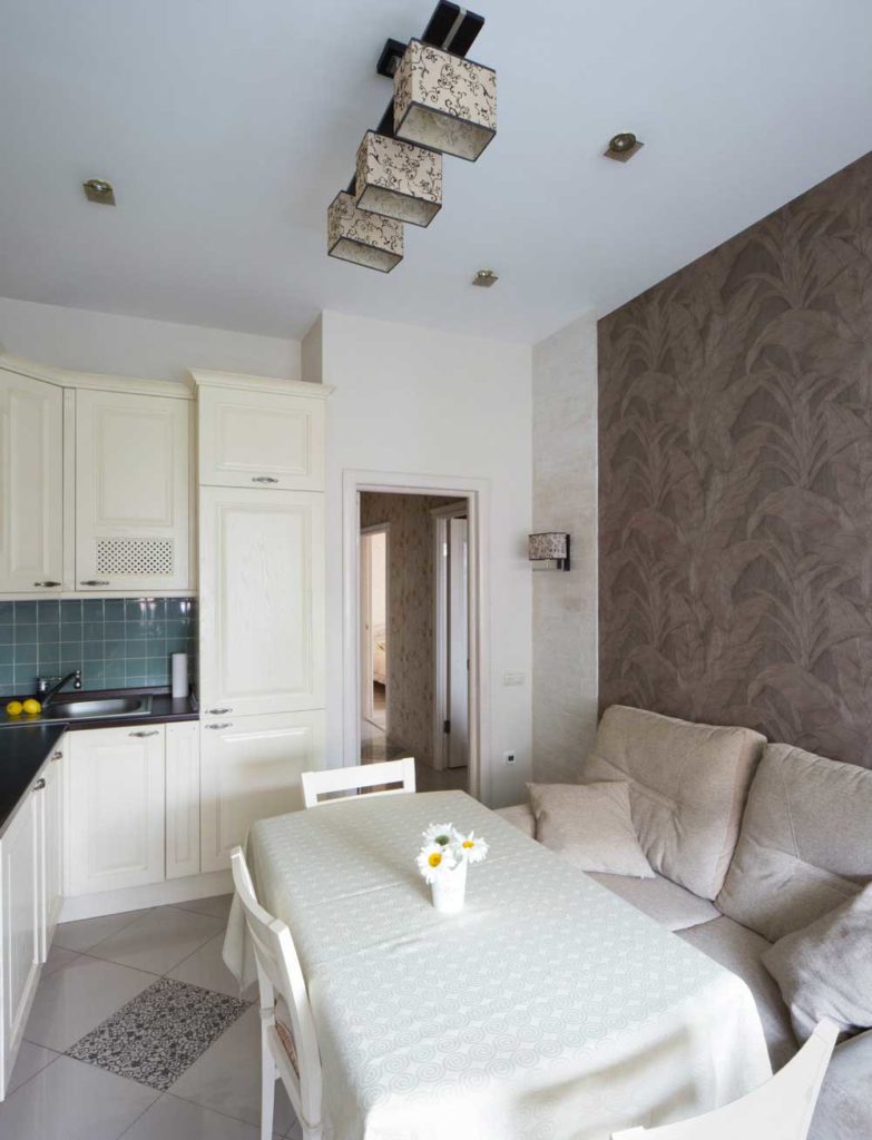 Nappe blanche sur la table de la cuisine