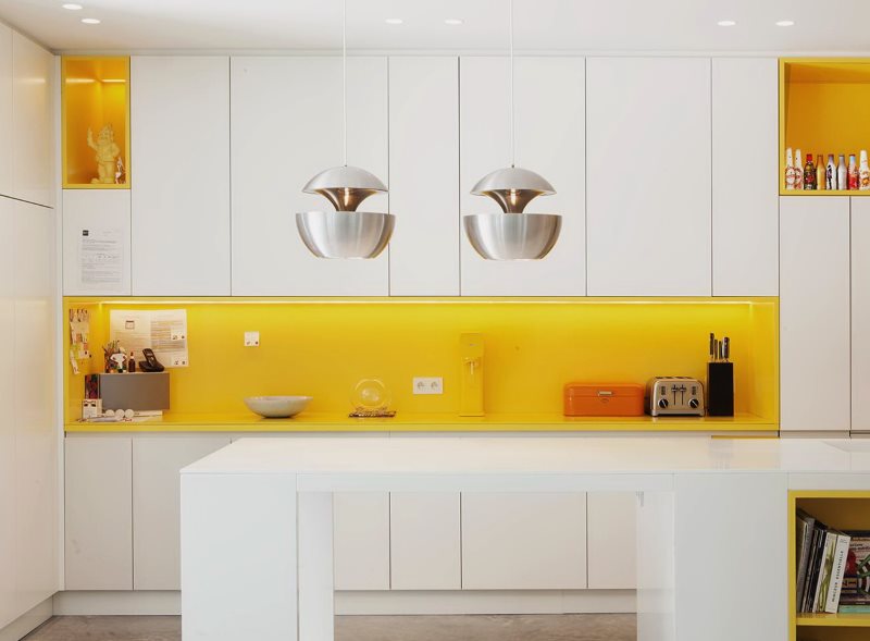 Apron kuning dan facades putih berkilat