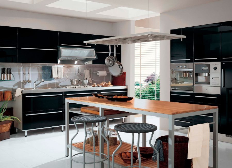 Lantai putih di dapur dengan perabot hitam