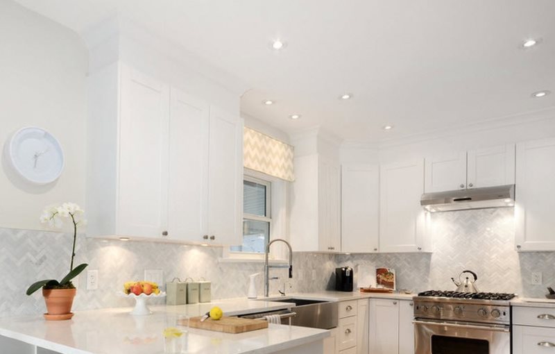 Mutfak beyaz tavan spot ışıkları