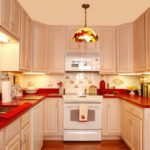 ครัวสีเบจพร้อมเคาน์เตอร์สีแดง