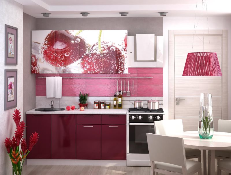 Lampu dengan naungan burgundy di atas meja dapur