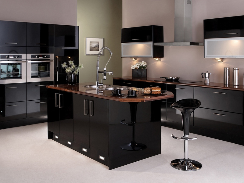 Ada ile modern art nouveau tarzında siyah mutfak