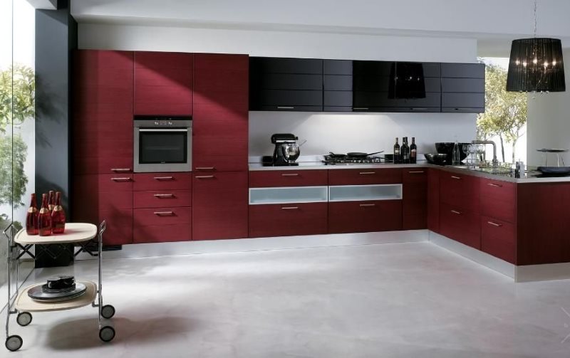 Kabinet gantung hitam di dapur dengan set burgundy