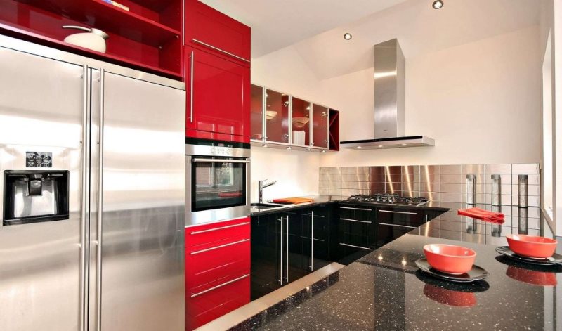 Cawan merah di atas meja yang gelap