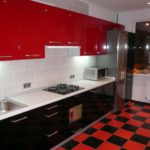 ชุดและพื้นสีดำและสีแดงกระดานหมากรุกสีแดงและสีดำ