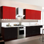 ชุดดำและแดงในครัวสีขาวนวล