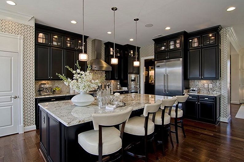 Bantal bantal di bar di dapur dengan set hitam