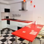 ขาวดำสำหรับชุดหูฟังและสีแดงสำหรับเคาน์เตอร์ครัว