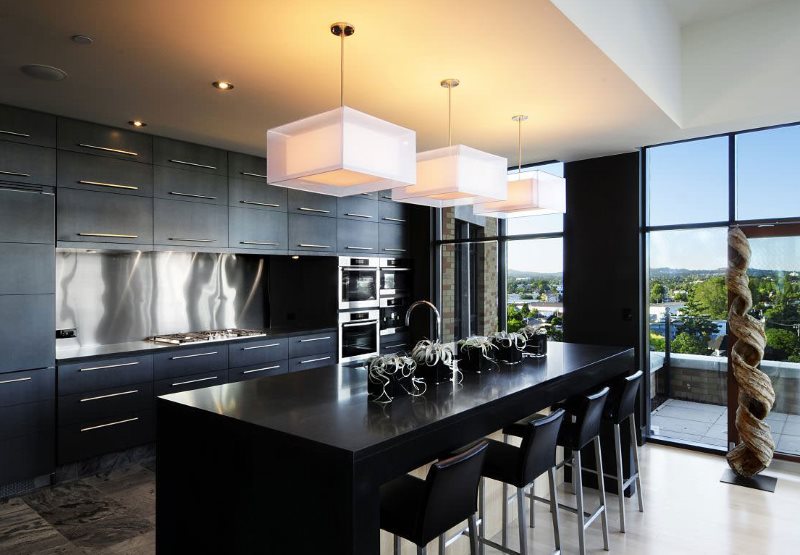 Pulau dapur hitam di dalam rumah dengan tingkap besar