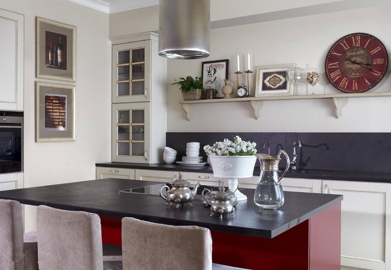 Modern klasik tarzında mutfak duvar dekorasyonu