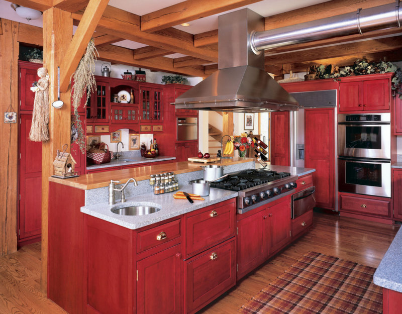 Struktur kayu di dapur dengan facades burgundy