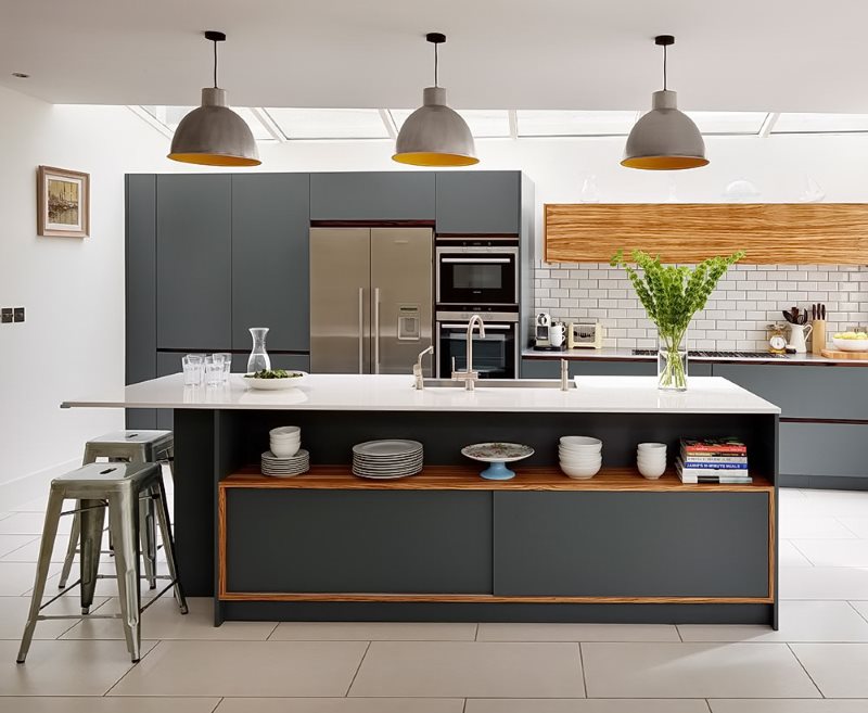 The combination of gray with wooden surfaces in the kitchen