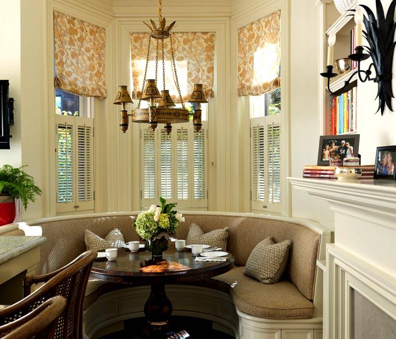 Καναπέ ομάδα στο παράθυρο κόλπο της κουζίνας