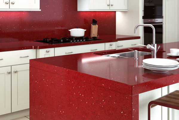 เคาน์เตอร์ Faux และผ้ากันเปื้อนในสีแดงเข้ม