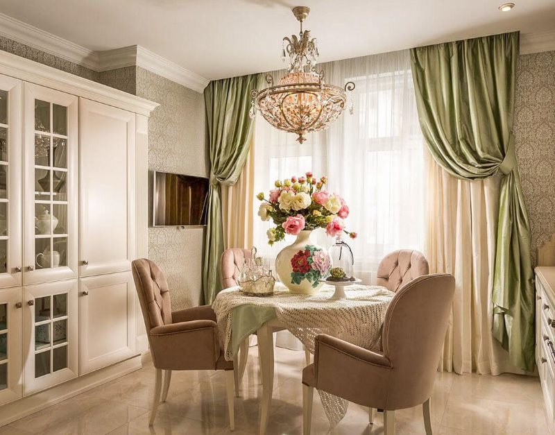 Mutfakta doğal kumaşlardan yapılmış çift perdeler