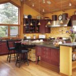 Dinding kuning di dapur di rumah negara