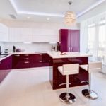 Dapur putih dengan perabot gelap