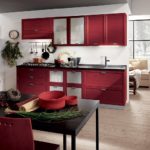 Sekumpulan sayur-sayuran di atas meja dapur