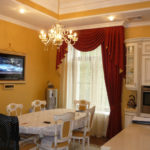 Maroon drape di tingkap dapur