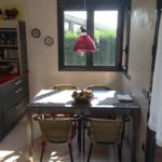 Lampu loket di atas meja makan