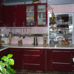 foto sebenar dapur dalam warna burgundy
