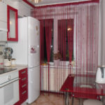 Peti sejuk dua bilik berhampiran tirai filamen