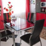 Meja makan dengan bahagian atas kaca