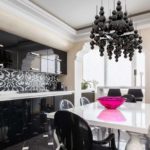 Lampu kelabu gelap di atas meja makan