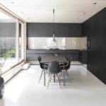 Dapur sudut dalam warna gelap.