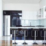 Dapur terang dengan perabot hitam