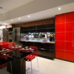 Perabot hitam dan merah di pedalaman dapur