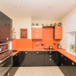 U berbentuk dapur dengan perabot hitam