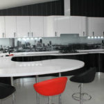 Kerusi merah sebagai aksen yang terang