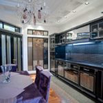 Kerusi ungu di hadapan alat dengar hitam