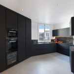 Reka bentuk dapur dengan tingkap kecil