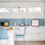 Fenêtres étroites sous le plafond de la cuisine