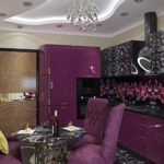 Perabot ungu gelap di dapur kecil