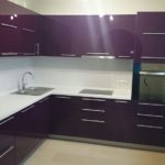 Dapur penjuru dengan apron putih