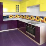 Bunga matahari yang terang di apron berjubin