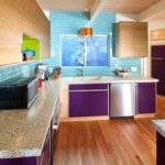 Warna biru di bahagian dalam dapur